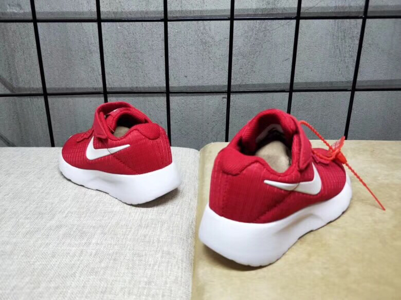 65<br />夏季疯狂小跑 码数:26--35     <br />真标1.1 Nike伦敦三代魔术贴童鞋 非通货 欢迎对比，看细节！ 材质:MD大底+海玻璃鞋垫+PU Logo一年不会掉+大底双层贴盒+注胶孔+原版正品扣！独家夏季疯狂小跑 <br />码数:26 27 38 39 30 31 32 33 34 35<br />三代童鞋实际鞋垫长<br />26码内长16.5CM。 <br />27码内长17.2CM。<br />28码17.8CM。 <br />29码内长18.5CM。<br />30码内长19.1CM。<br />31码内长19.8CM。<br />32码内长20.5CM。<br />33码内长21.1CM。<br />34码内长21.8CM。 <br />35码内长22.5CM。