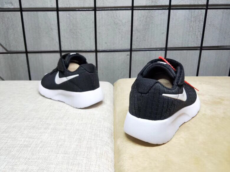 65<br />夏季疯狂小跑 码数:26--35     <br />真标1.1 Nike伦敦三代魔术贴童鞋 非通货 欢迎对比，看细节！ 材质:MD大底+海玻璃鞋垫+PU Logo一年不会掉+大底双层贴盒+注胶孔+原版正品扣！独家夏季疯狂小跑 <br />码数:26 27 38 39 30 31 32 33 34 35<br />三代童鞋实际鞋垫长<br />26码内长16.5CM。 <br />27码内长17.2CM。<br />28码17.8CM。 <br />29码内长18.5CM。<br />30码内长19.1CM。<br />31码内长19.8CM。<br />32码内长20.5CM。<br />33码内长21.1CM。<br />34码内长21.8CM。 <br />35码内长22.5CM。