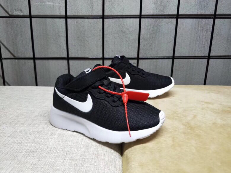 65<br />夏季疯狂小跑 码数:26--35     <br />真标1.1 Nike伦敦三代魔术贴童鞋 非通货 欢迎对比，看细节！ 材质:MD大底+海玻璃鞋垫+PU Logo一年不会掉+大底双层贴盒+注胶孔+原版正品扣！独家夏季疯狂小跑 <br />码数:26 27 38 39 30 31 32 33 34 35<br />三代童鞋实际鞋垫长<br />26码内长16.5CM。 <br />27码内长17.2CM。<br />28码17.8CM。 <br />29码内长18.5CM。<br />30码内长19.1CM。<br />31码内长19.8CM。<br />32码内长20.5CM。<br />33码内长21.1CM。<br />34码内长21.8CM。 <br />35码内长22.5CM。