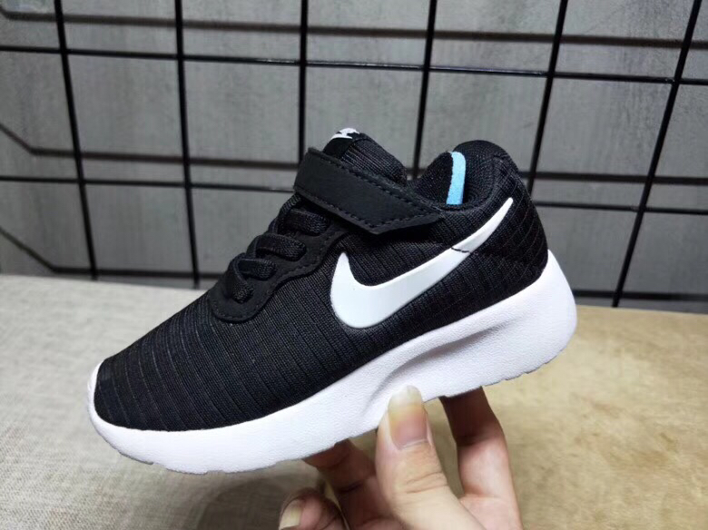 65<br />夏季疯狂小跑 码数:26--35     <br />真标1.1 Nike伦敦三代魔术贴童鞋 非通货 欢迎对比，看细节！ 材质:MD大底+海玻璃鞋垫+PU Logo一年不会掉+大底双层贴盒+注胶孔+原版正品扣！独家夏季疯狂小跑 <br />码数:26 27 38 39 30 31 32 33 34 35<br />三代童鞋实际鞋垫长<br />26码内长16.5CM。 <br />27码内长17.2CM。<br />28码17.8CM。 <br />29码内长18.5CM。<br />30码内长19.1CM。<br />31码内长19.8CM。<br />32码内长20.5CM。<br />33码内长21.1CM。<br />34码内长21.8CM。 <br />35码内长22.5CM。