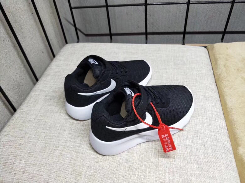 65<br />夏季疯狂小跑 码数:26--35     <br />真标1.1 Nike伦敦三代魔术贴童鞋 非通货 欢迎对比，看细节！ 材质:MD大底+海玻璃鞋垫+PU Logo一年不会掉+大底双层贴盒+注胶孔+原版正品扣！独家夏季疯狂小跑 <br />码数:26 27 38 39 30 31 32 33 34 35<br />三代童鞋实际鞋垫长<br />26码内长16.5CM。 <br />27码内长17.2CM。<br />28码17.8CM。 <br />29码内长18.5CM。<br />30码内长19.1CM。<br />31码内长19.8CM。<br />32码内长20.5CM。<br />33码内长21.1CM。<br />34码内长21.8CM。 <br />35码内长22.5CM。