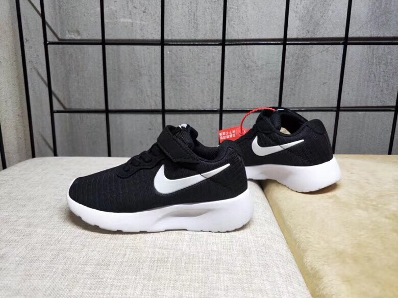 65<br />夏季疯狂小跑 码数:26--35     <br />真标1.1 Nike伦敦三代魔术贴童鞋 非通货 欢迎对比，看细节！ 材质:MD大底+海玻璃鞋垫+PU Logo一年不会掉+大底双层贴盒+注胶孔+原版正品扣！独家夏季疯狂小跑 <br />码数:26 27 38 39 30 31 32 33 34 35<br />三代童鞋实际鞋垫长<br />26码内长16.5CM。 <br />27码内长17.2CM。<br />28码17.8CM。 <br />29码内长18.5CM。<br />30码内长19.1CM。<br />31码内长19.8CM。<br />32码内长20.5CM。<br />33码内长21.1CM。<br />34码内长21.8CM。 <br />35码内长22.5CM。