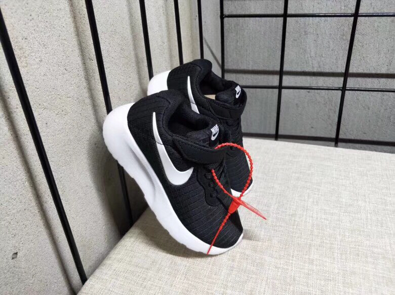 65<br />夏季疯狂小跑 码数:26--35     <br />真标1.1 Nike伦敦三代魔术贴童鞋 非通货 欢迎对比，看细节！ 材质:MD大底+海玻璃鞋垫+PU Logo一年不会掉+大底双层贴盒+注胶孔+原版正品扣！独家夏季疯狂小跑 <br />码数:26 27 38 39 30 31 32 33 34 35<br />三代童鞋实际鞋垫长<br />26码内长16.5CM。 <br />27码内长17.2CM。<br />28码17.8CM。 <br />29码内长18.5CM。<br />30码内长19.1CM。<br />31码内长19.8CM。<br />32码内长20.5CM。<br />33码内长21.1CM。<br />34码内长21.8CM。 <br />35码内长22.5CM。