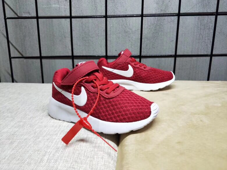 65<br />夏季疯狂小跑 码数:26--35     <br />真标1.1 Nike伦敦三代魔术贴童鞋 非通货 欢迎对比，看细节！ 材质:MD大底+海玻璃鞋垫+PU Logo一年不会掉+大底双层贴盒+注胶孔+原版正品扣！独家夏季疯狂小跑 <br />码数:26 27 38 39 30 31 32 33 34 35<br />三代童鞋实际鞋垫长<br />26码内长16.5CM。 <br />27码内长17.2CM。<br />28码17.8CM。 <br />29码内长18.5CM。<br />30码内长19.1CM。<br />31码内长19.8CM。<br />32码内长20.5CM。<br />33码内长21.1CM。<br />34码内长21.8CM。 <br />35码内长22.5CM。