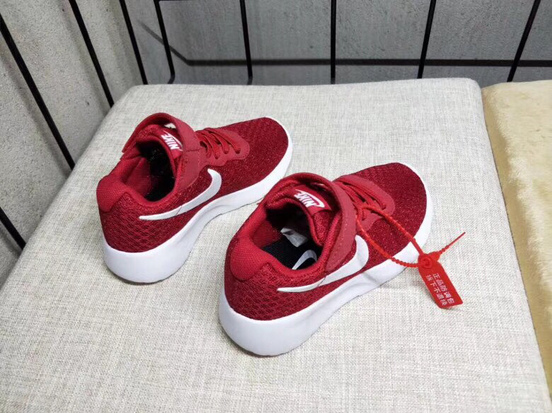 65<br />夏季疯狂小跑 码数:26--35     <br />真标1.1 Nike伦敦三代魔术贴童鞋 非通货 欢迎对比，看细节！ 材质:MD大底+海玻璃鞋垫+PU Logo一年不会掉+大底双层贴盒+注胶孔+原版正品扣！独家夏季疯狂小跑 <br />码数:26 27 38 39 30 31 32 33 34 35<br />三代童鞋实际鞋垫长<br />26码内长16.5CM。 <br />27码内长17.2CM。<br />28码17.8CM。 <br />29码内长18.5CM。<br />30码内长19.1CM。<br />31码内长19.8CM。<br />32码内长20.5CM。<br />33码内长21.1CM。<br />34码内长21.8CM。 <br />35码内长22.5CM。