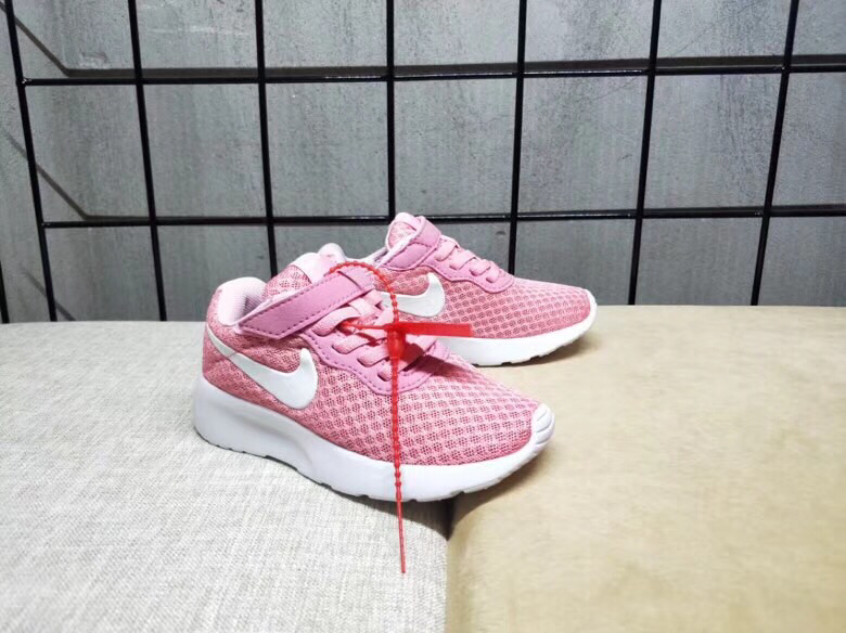 65<br />夏季疯狂小跑 码数:26--35     <br />真标1.1 Nike伦敦三代魔术贴童鞋 非通货 欢迎对比，看细节！ 材质:MD大底+海玻璃鞋垫+PU Logo一年不会掉+大底双层贴盒+注胶孔+原版正品扣！独家夏季疯狂小跑 <br />码数:26 27 38 39 30 31 32 33 34 35<br />三代童鞋实际鞋垫长<br />26码内长16.5CM。 <br />27码内长17.2CM。<br />28码17.8CM。 <br />29码内长18.5CM。<br />30码内长19.1CM。<br />31码内长19.8CM。<br />32码内长20.5CM。<br />33码内长21.1CM。<br />34码内长21.8CM。 <br />35码内长22.5CM。