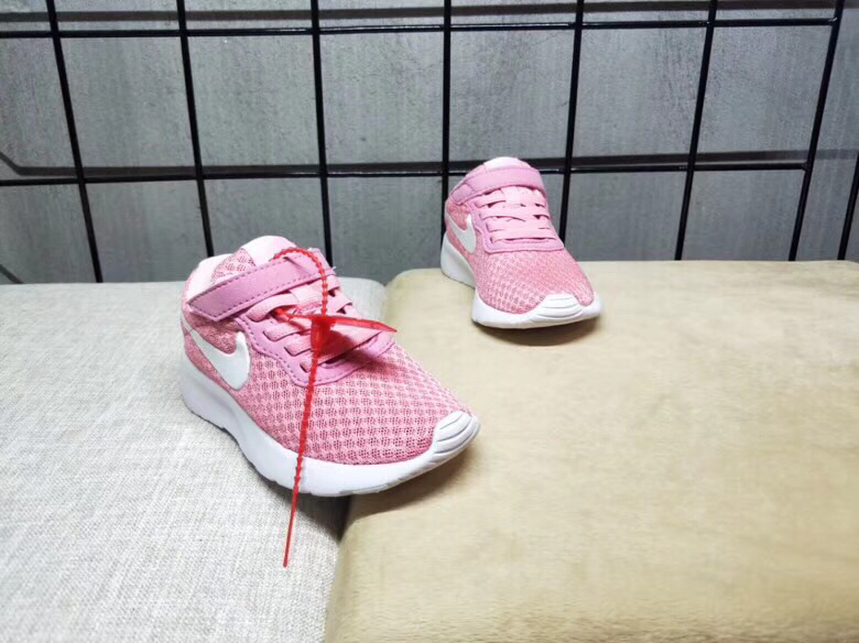 65<br />夏季疯狂小跑 码数:26--35     <br />真标1.1 Nike伦敦三代魔术贴童鞋 非通货 欢迎对比，看细节！ 材质:MD大底+海玻璃鞋垫+PU Logo一年不会掉+大底双层贴盒+注胶孔+原版正品扣！独家夏季疯狂小跑 <br />码数:26 27 38 39 30 31 32 33 34 35<br />三代童鞋实际鞋垫长<br />26码内长16.5CM。 <br />27码内长17.2CM。<br />28码17.8CM。 <br />29码内长18.5CM。<br />30码内长19.1CM。<br />31码内长19.8CM。<br />32码内长20.5CM。<br />33码内长21.1CM。<br />34码内长21.8CM。 <br />35码内长22.5CM。