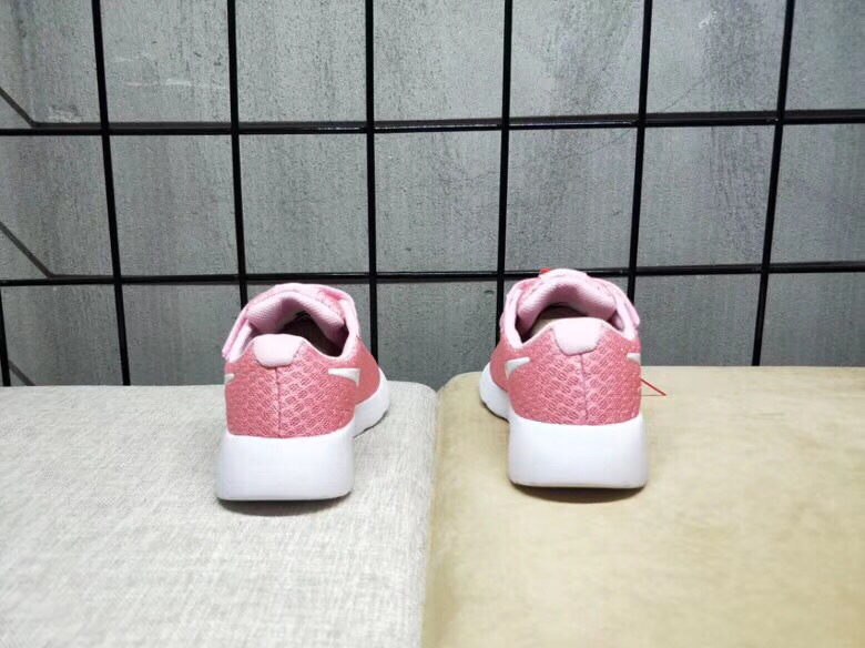 65<br />夏季疯狂小跑 码数:26--35     <br />真标1.1 Nike伦敦三代魔术贴童鞋 非通货 欢迎对比，看细节！ 材质:MD大底+海玻璃鞋垫+PU Logo一年不会掉+大底双层贴盒+注胶孔+原版正品扣！独家夏季疯狂小跑 <br />码数:26 27 38 39 30 31 32 33 34 35<br />三代童鞋实际鞋垫长<br />26码内长16.5CM。 <br />27码内长17.2CM。<br />28码17.8CM。 <br />29码内长18.5CM。<br />30码内长19.1CM。<br />31码内长19.8CM。<br />32码内长20.5CM。<br />33码内长21.1CM。<br />34码内长21.8CM。 <br />35码内长22.5CM。