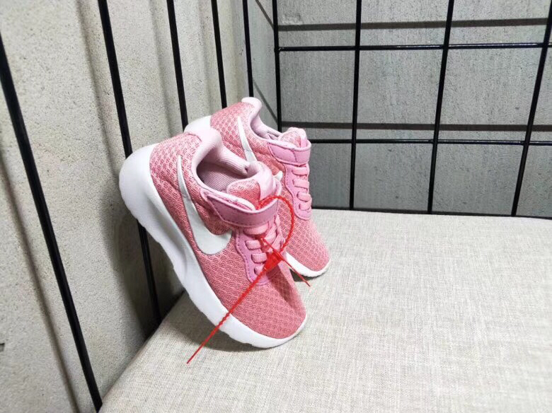 65<br />夏季疯狂小跑 码数:26--35     <br />真标1.1 Nike伦敦三代魔术贴童鞋 非通货 欢迎对比，看细节！ 材质:MD大底+海玻璃鞋垫+PU Logo一年不会掉+大底双层贴盒+注胶孔+原版正品扣！独家夏季疯狂小跑 <br />码数:26 27 38 39 30 31 32 33 34 35<br />三代童鞋实际鞋垫长<br />26码内长16.5CM。 <br />27码内长17.2CM。<br />28码17.8CM。 <br />29码内长18.5CM。<br />30码内长19.1CM。<br />31码内长19.8CM。<br />32码内长20.5CM。<br />33码内长21.1CM。<br />34码内长21.8CM。 <br />35码内长22.5CM。