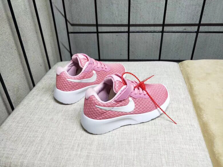 65<br />夏季疯狂小跑 码数:26--35     <br />真标1.1 Nike伦敦三代魔术贴童鞋 非通货 欢迎对比，看细节！ 材质:MD大底+海玻璃鞋垫+PU Logo一年不会掉+大底双层贴盒+注胶孔+原版正品扣！独家夏季疯狂小跑 <br />码数:26 27 38 39 30 31 32 33 34 35<br />三代童鞋实际鞋垫长<br />26码内长16.5CM。 <br />27码内长17.2CM。<br />28码17.8CM。 <br />29码内长18.5CM。<br />30码内长19.1CM。<br />31码内长19.8CM。<br />32码内长20.5CM。<br />33码内长21.1CM。<br />34码内长21.8CM。 <br />35码内长22.5CM。