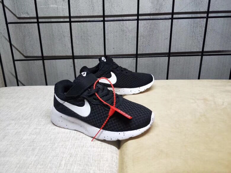 65<br />夏季疯狂小跑 码数:26--35     <br />真标1.1 Nike伦敦三代魔术贴童鞋 非通货 欢迎对比，看细节！ 材质:MD大底+海玻璃鞋垫+PU Logo一年不会掉+大底双层贴盒+注胶孔+原版正品扣！独家夏季疯狂小跑 <br />码数:26 27 38 39 30 31 32 33 34 35<br />三代童鞋实际鞋垫长<br />26码内长16.5CM。 <br />27码内长17.2CM。<br />28码17.8CM。 <br />29码内长18.5CM。<br />30码内长19.1CM。<br />31码内长19.8CM。<br />32码内长20.5CM。<br />33码内长21.1CM。<br />34码内长21.8CM。 <br />35码内长22.5CM。