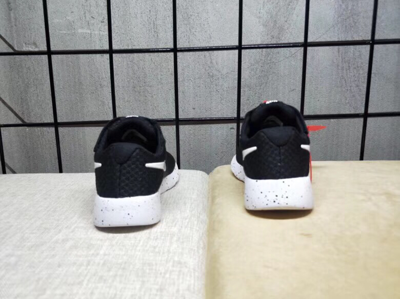 65<br />夏季疯狂小跑 码数:26--35     <br />真标1.1 Nike伦敦三代魔术贴童鞋 非通货 欢迎对比，看细节！ 材质:MD大底+海玻璃鞋垫+PU Logo一年不会掉+大底双层贴盒+注胶孔+原版正品扣！独家夏季疯狂小跑 <br />码数:26 27 38 39 30 31 32 33 34 35<br />三代童鞋实际鞋垫长<br />26码内长16.5CM。 <br />27码内长17.2CM。<br />28码17.8CM。 <br />29码内长18.5CM。<br />30码内长19.1CM。<br />31码内长19.8CM。<br />32码内长20.5CM。<br />33码内长21.1CM。<br />34码内长21.8CM。 <br />35码内长22.5CM。