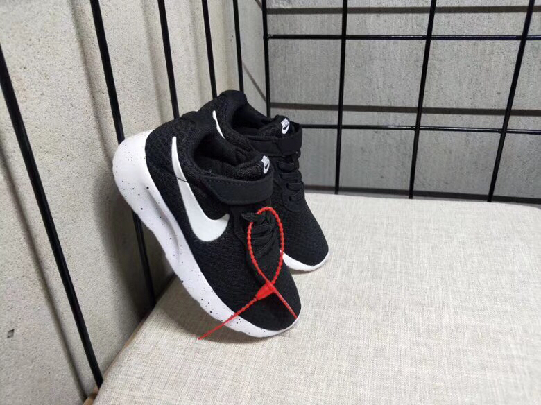 65<br />夏季疯狂小跑 码数:26--35     <br />真标1.1 Nike伦敦三代魔术贴童鞋 非通货 欢迎对比，看细节！ 材质:MD大底+海玻璃鞋垫+PU Logo一年不会掉+大底双层贴盒+注胶孔+原版正品扣！独家夏季疯狂小跑 <br />码数:26 27 38 39 30 31 32 33 34 35<br />三代童鞋实际鞋垫长<br />26码内长16.5CM。 <br />27码内长17.2CM。<br />28码17.8CM。 <br />29码内长18.5CM。<br />30码内长19.1CM。<br />31码内长19.8CM。<br />32码内长20.5CM。<br />33码内长21.1CM。<br />34码内长21.8CM。 <br />35码内长22.5CM。