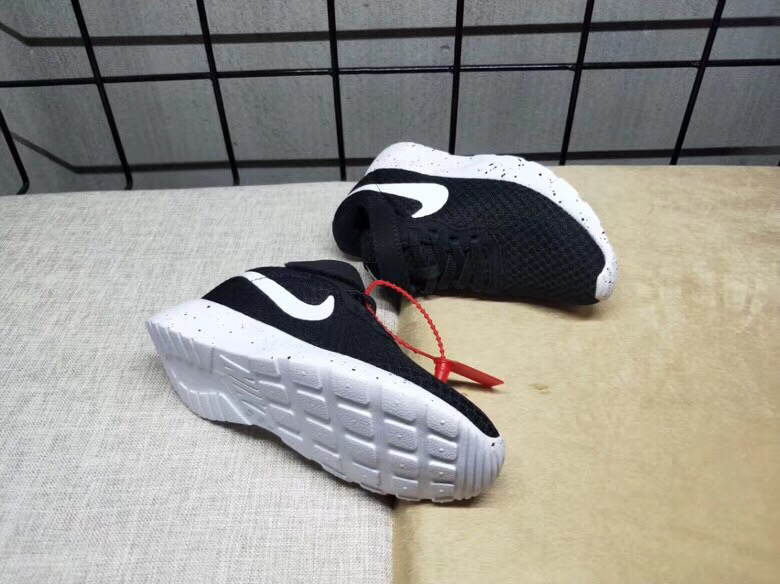 65<br />夏季疯狂小跑 码数:26--35     <br />真标1.1 Nike伦敦三代魔术贴童鞋 非通货 欢迎对比，看细节！ 材质:MD大底+海玻璃鞋垫+PU Logo一年不会掉+大底双层贴盒+注胶孔+原版正品扣！独家夏季疯狂小跑 <br />码数:26 27 38 39 30 31 32 33 34 35<br />三代童鞋实际鞋垫长<br />26码内长16.5CM。 <br />27码内长17.2CM。<br />28码17.8CM。 <br />29码内长18.5CM。<br />30码内长19.1CM。<br />31码内长19.8CM。<br />32码内长20.5CM。<br />33码内长21.1CM。<br />34码内长21.8CM。 <br />35码内长22.5CM。