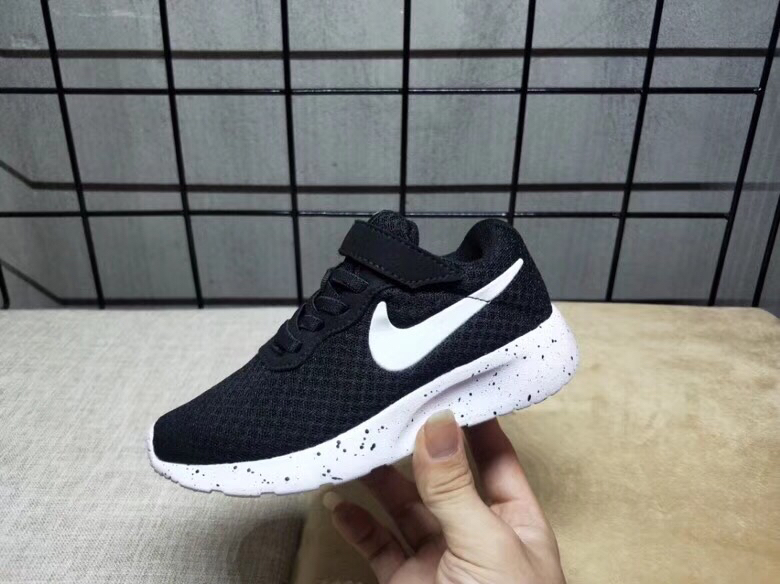 65<br />夏季疯狂小跑 码数:26--35     <br />真标1.1 Nike伦敦三代魔术贴童鞋 非通货 欢迎对比，看细节！ 材质:MD大底+海玻璃鞋垫+PU Logo一年不会掉+大底双层贴盒+注胶孔+原版正品扣！独家夏季疯狂小跑 <br />码数:26 27 38 39 30 31 32 33 34 35<br />三代童鞋实际鞋垫长<br />26码内长16.5CM。 <br />27码内长17.2CM。<br />28码17.8CM。 <br />29码内长18.5CM。<br />30码内长19.1CM。<br />31码内长19.8CM。<br />32码内长20.5CM。<br />33码内长21.1CM。<br />34码内长21.8CM。 <br />35码内长22.5CM。