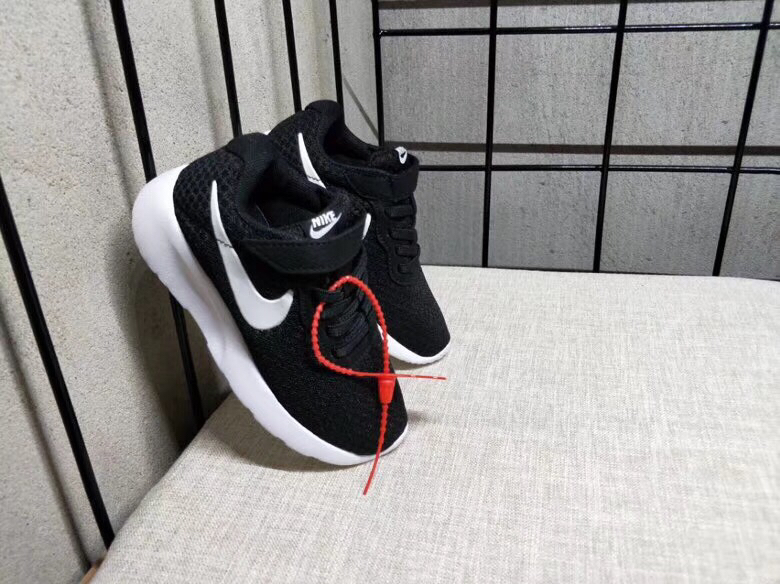 65<br />夏季疯狂小跑 码数:26--35     <br />真标1.1 Nike伦敦三代魔术贴童鞋 非通货 欢迎对比，看细节！ 材质:MD大底+海玻璃鞋垫+PU Logo一年不会掉+大底双层贴盒+注胶孔+原版正品扣！独家夏季疯狂小跑 <br />码数:26 27 38 39 30 31 32 33 34 35<br />三代童鞋实际鞋垫长<br />26码内长16.5CM。 <br />27码内长17.2CM。<br />28码17.8CM。 <br />29码内长18.5CM。<br />30码内长19.1CM。<br />31码内长19.8CM。<br />32码内长20.5CM。<br />33码内长21.1CM。<br />34码内长21.8CM。 <br />35码内长22.5CM。