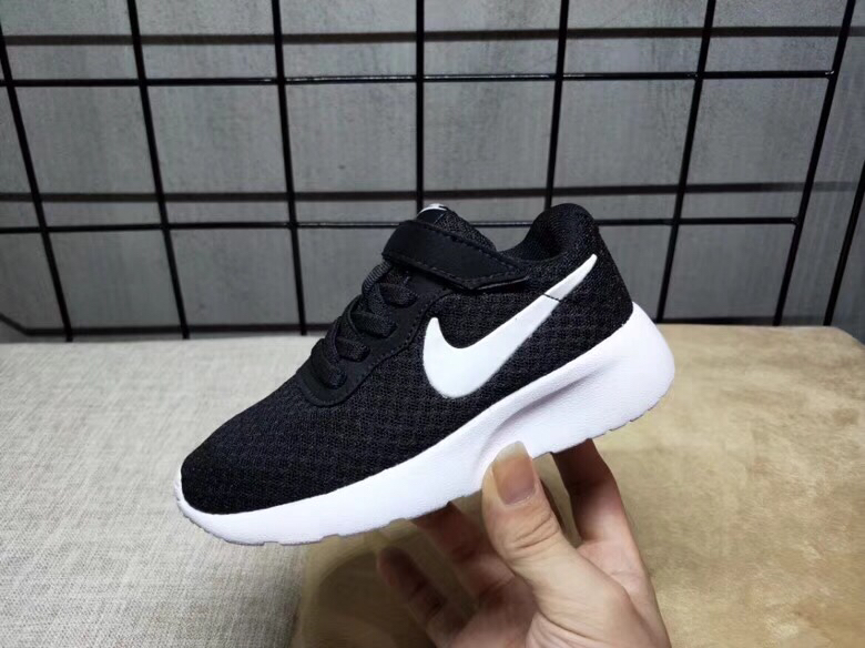 65<br />夏季疯狂小跑 码数:26--35     <br />真标1.1 Nike伦敦三代魔术贴童鞋 非通货 欢迎对比，看细节！ 材质:MD大底+海玻璃鞋垫+PU Logo一年不会掉+大底双层贴盒+注胶孔+原版正品扣！独家夏季疯狂小跑 <br />码数:26 27 38 39 30 31 32 33 34 35<br />三代童鞋实际鞋垫长<br />26码内长16.5CM。 <br />27码内长17.2CM。<br />28码17.8CM。 <br />29码内长18.5CM。<br />30码内长19.1CM。<br />31码内长19.8CM。<br />32码内长20.5CM。<br />33码内长21.1CM。<br />34码内长21.8CM。 <br />35码内长22.5CM。