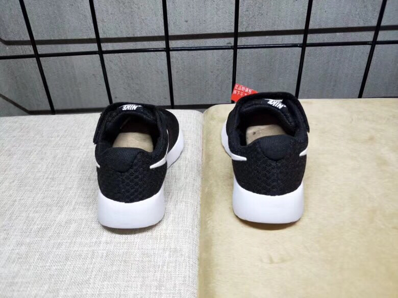 65<br />夏季疯狂小跑 码数:26--35     <br />真标1.1 Nike伦敦三代魔术贴童鞋 非通货 欢迎对比，看细节！ 材质:MD大底+海玻璃鞋垫+PU Logo一年不会掉+大底双层贴盒+注胶孔+原版正品扣！独家夏季疯狂小跑 <br />码数:26 27 38 39 30 31 32 33 34 35<br />三代童鞋实际鞋垫长<br />26码内长16.5CM。 <br />27码内长17.2CM。<br />28码17.8CM。 <br />29码内长18.5CM。<br />30码内长19.1CM。<br />31码内长19.8CM。<br />32码内长20.5CM。<br />33码内长21.1CM。<br />34码内长21.8CM。 <br />35码内长22.5CM。