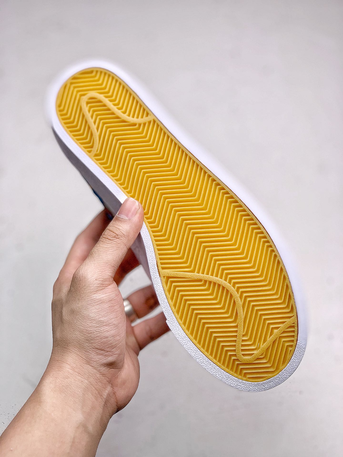 #本地130<br />NIKE W BLAZER LOW LE 杰尼龟<br />童年回忆宠物小精灵融入鞋身十分俏皮吸晴 货号：AV9371 812 SIZE：36-44