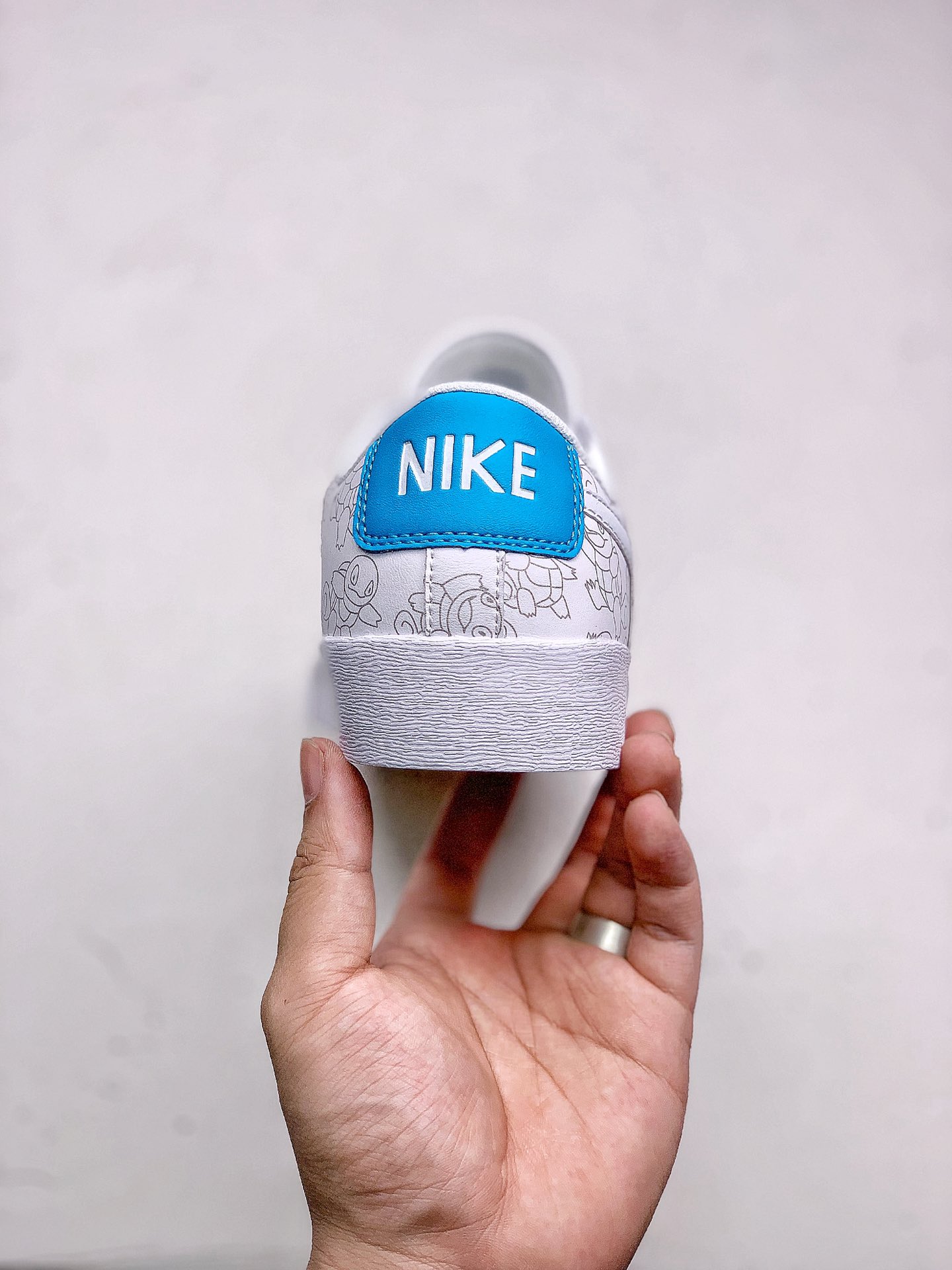 #本地130<br />NIKE W BLAZER LOW LE 杰尼龟<br />童年回忆宠物小精灵融入鞋身十分俏皮吸晴 货号：AV9371 812 SIZE：36-44