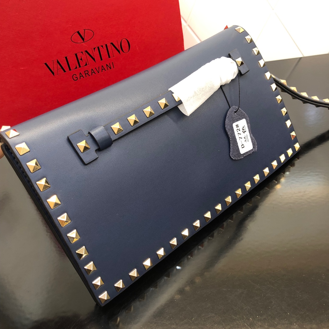 、Valentino Garavani Rockstud 进口牛皮手拿包🌟🌟🌟铂金后处理铆钉和金属硬件.