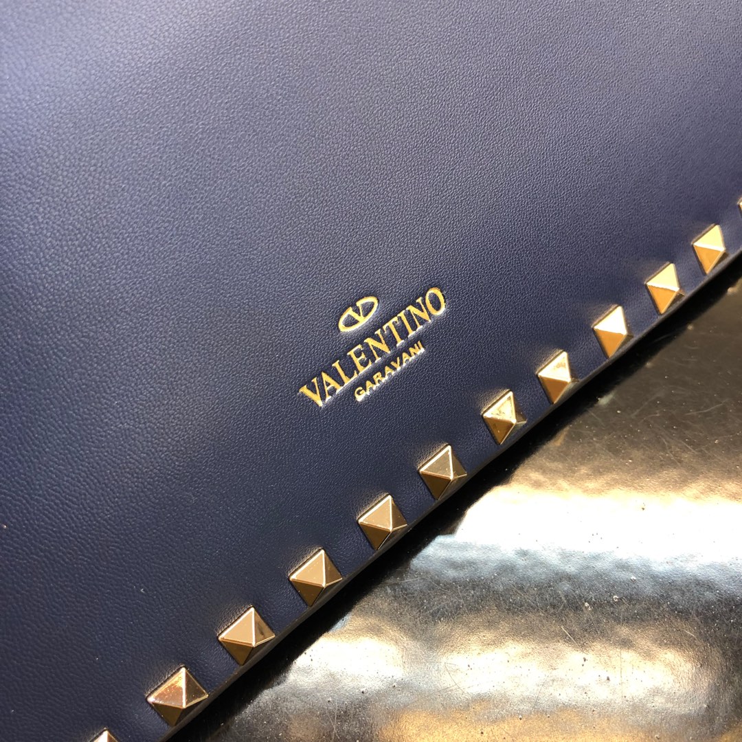 、Valentino Garavani Rockstud 进口牛皮手拿包🌟🌟🌟铂金后处理铆钉和金属硬件.