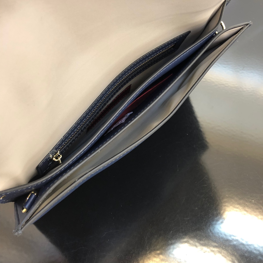 、Valentino Garavani Rockstud 进口牛皮手拿包🌟🌟🌟铂金后处理铆钉和金属硬件.