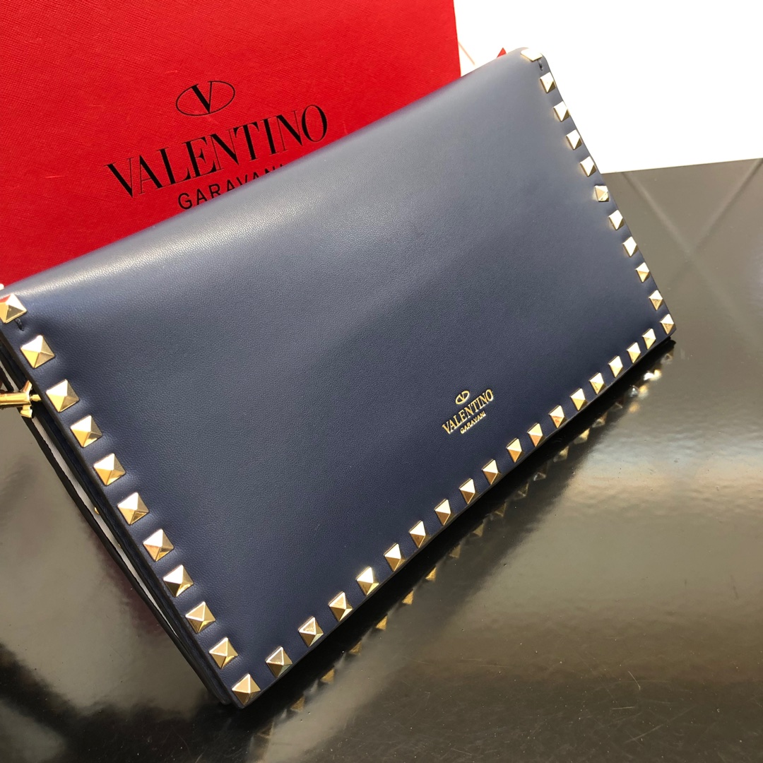 、Valentino Garavani Rockstud 进口牛皮手拿包🌟🌟🌟铂金后处理铆钉和金属硬件.