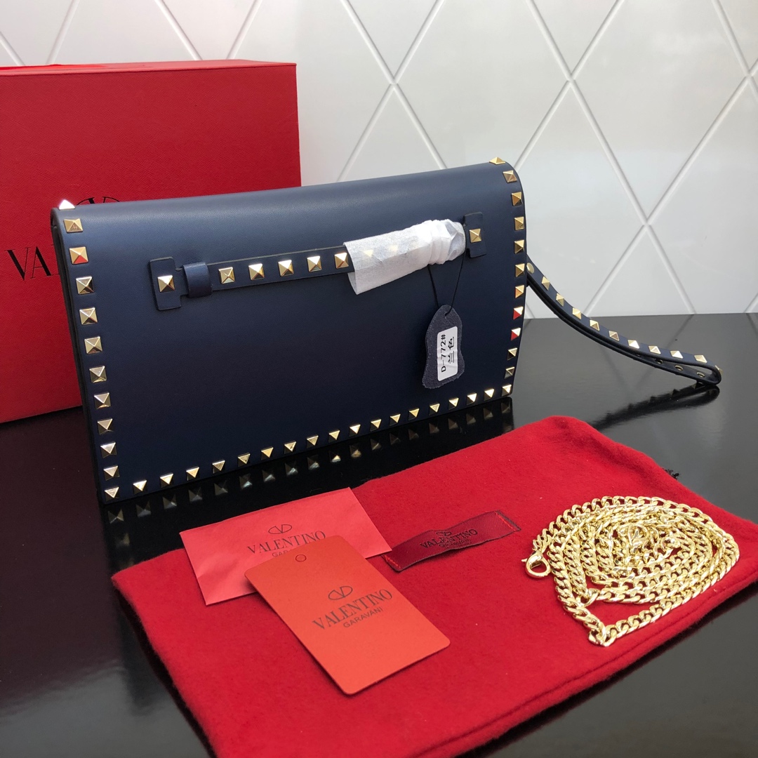 、Valentino Garavani Rockstud 进口牛皮手拿包🌟🌟🌟铂金后处理铆钉和金属硬件.