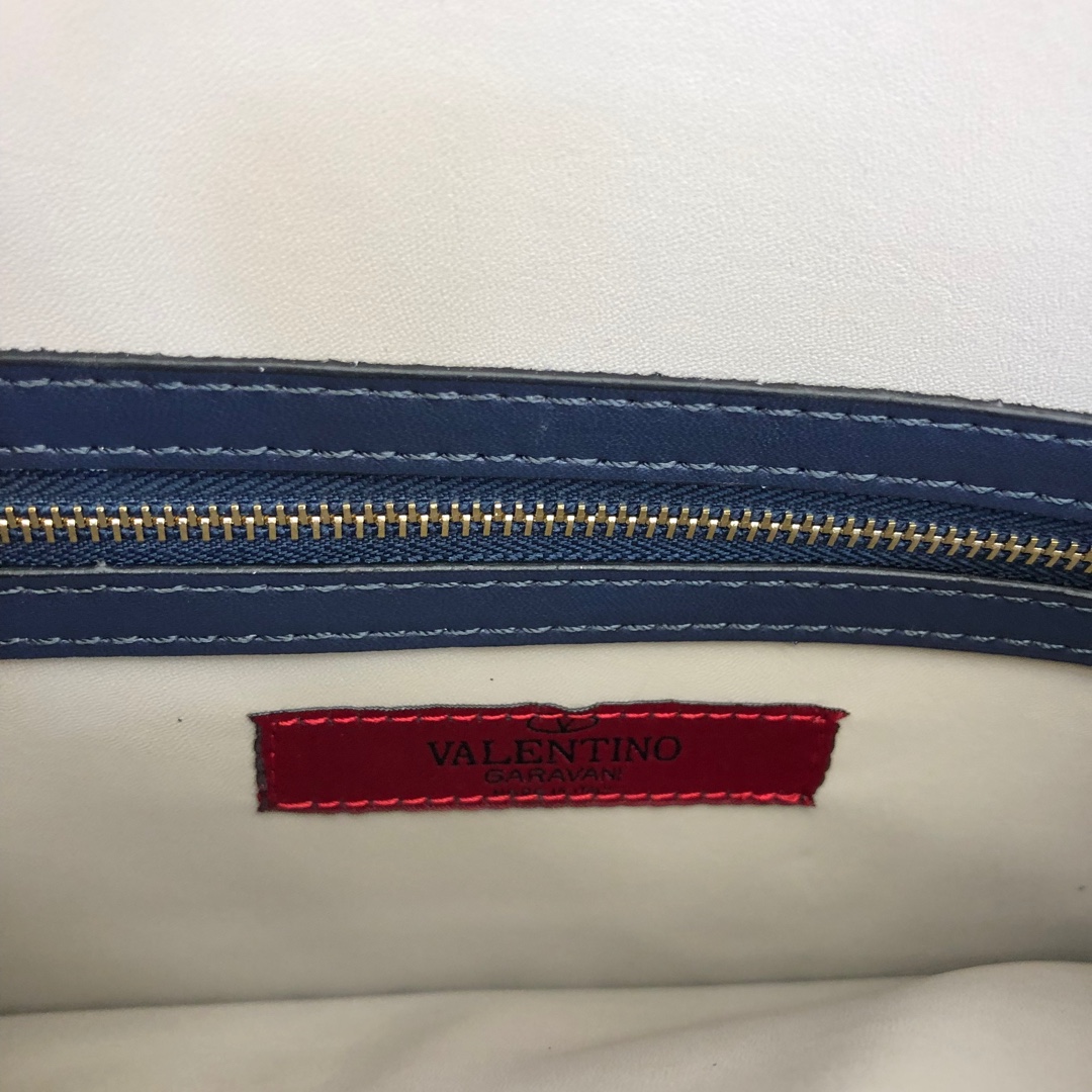 、Valentino Garavani Rockstud 进口牛皮手拿包🌟🌟🌟铂金后处理铆钉和金属硬件.