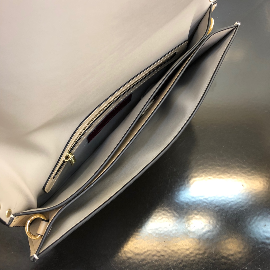 Valentino Garavani Rockstud 进口牛皮手拿包🌟🌟🌟铂金后处理铆钉和金属硬件. 
