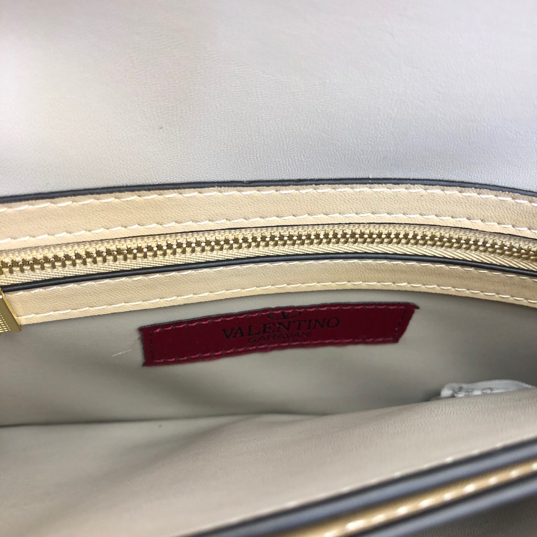 Valentino Garavani Rockstud 进口牛皮手拿包🌟🌟🌟铂金后处理铆钉和金属硬件. 