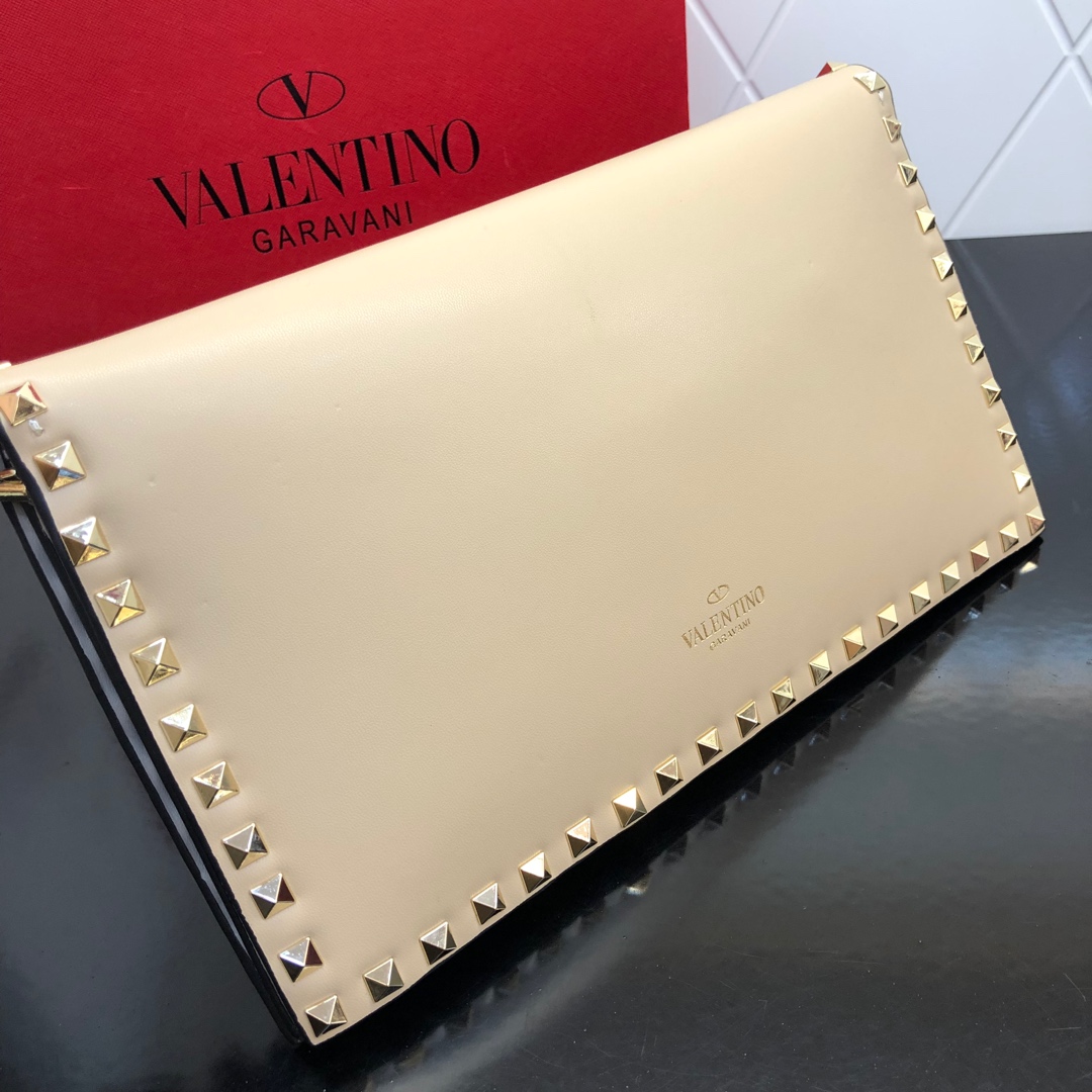 Valentino Garavani Rockstud 进口牛皮手拿包🌟🌟🌟铂金后处理铆钉和金属硬件. 