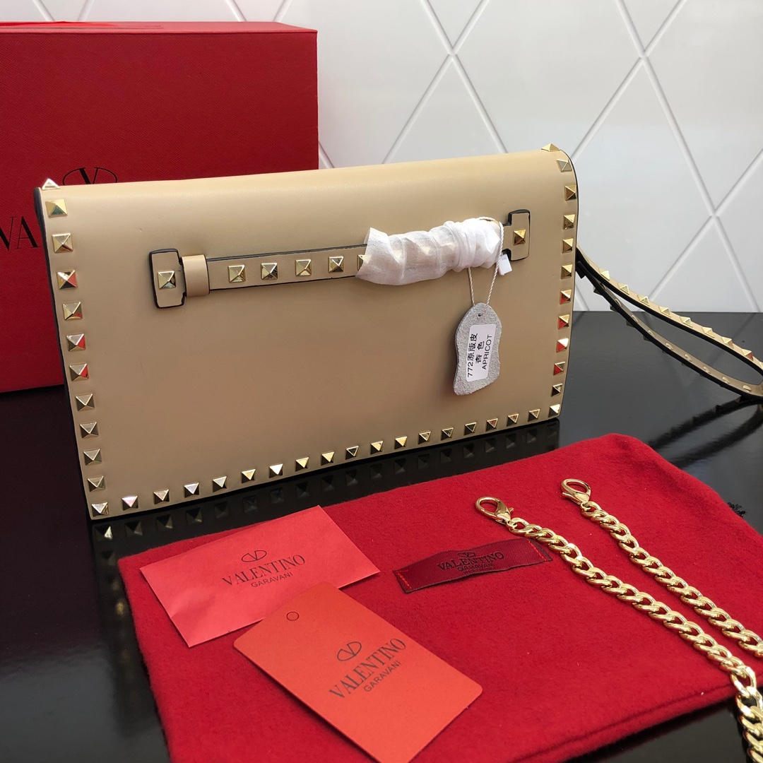 Valentino Garavani Rockstud 进口牛皮手拿包🌟🌟🌟铂金后处理铆钉和金属硬件. 