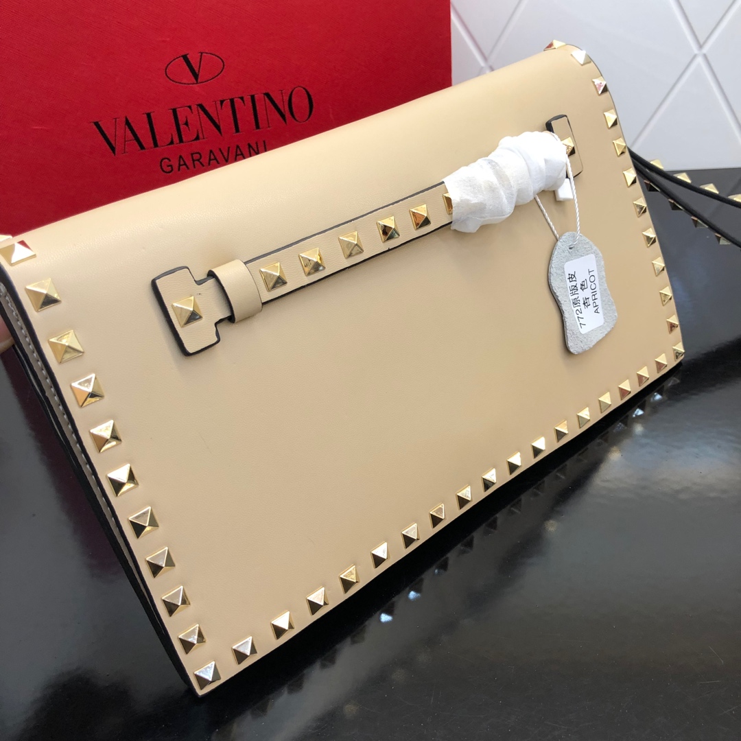 Valentino Garavani Rockstud 进口牛皮手拿包🌟🌟🌟铂金后处理铆钉和金属硬件. 