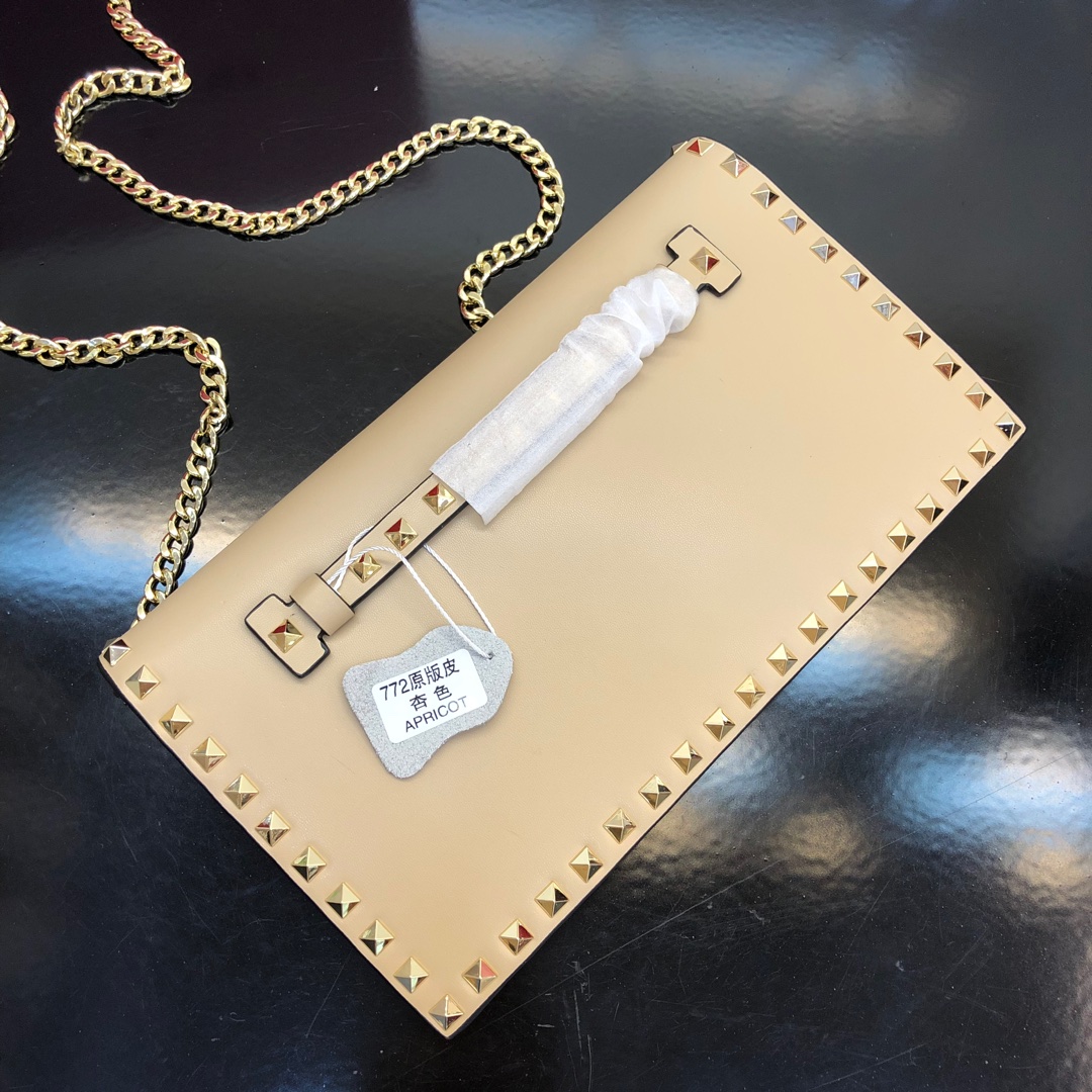 Valentino Garavani Rockstud 进口牛皮手拿包🌟🌟🌟铂金后处理铆钉和金属硬件. 