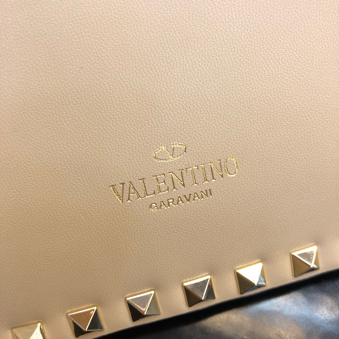 Valentino Garavani Rockstud 进口牛皮手拿包🌟🌟🌟铂金后处理铆钉和金属硬件. 