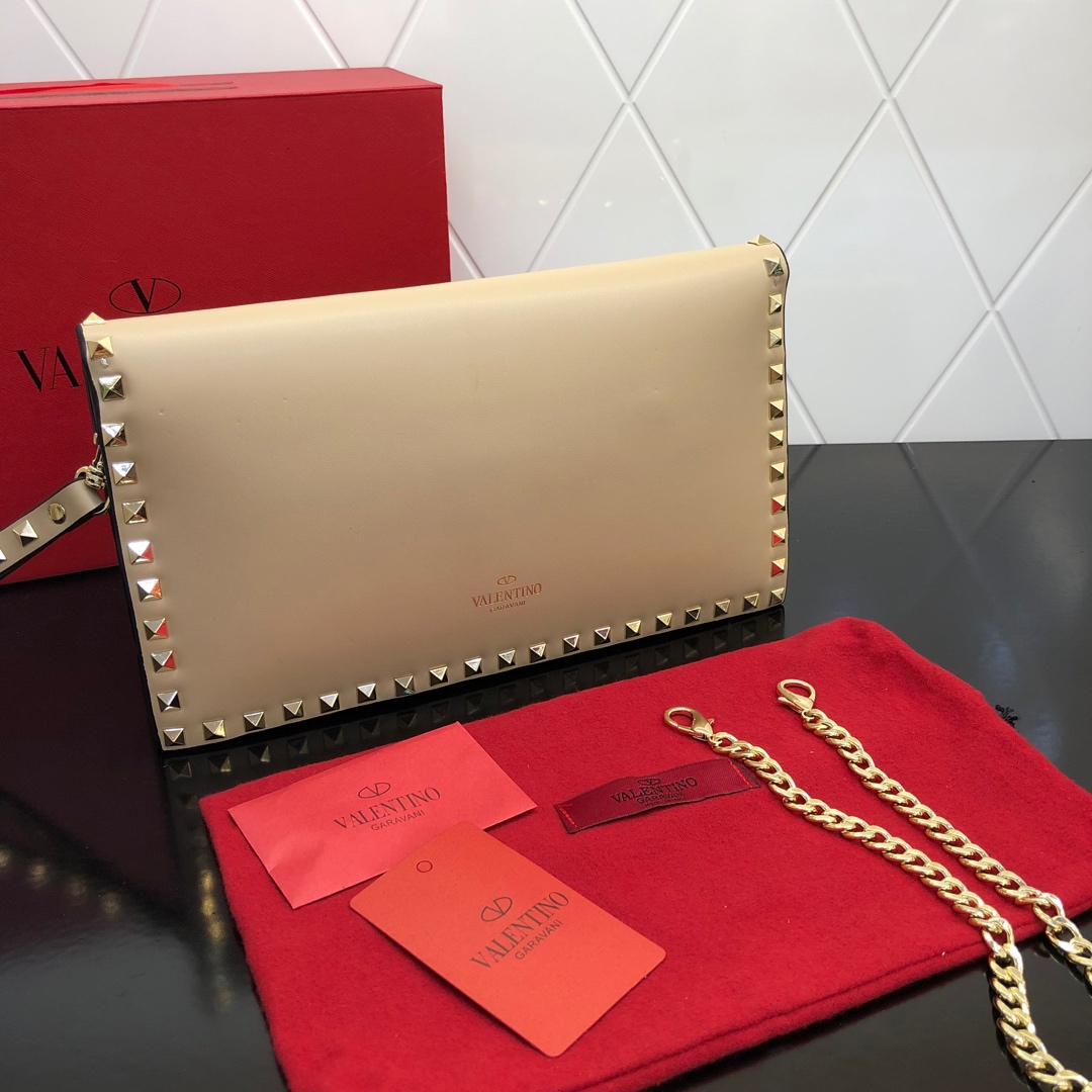 Valentino Garavani Rockstud 进口牛皮手拿包🌟🌟🌟铂金后处理铆钉和金属硬件. 