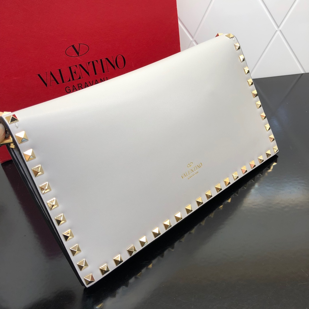 Valentino Garavani Rockstud 进口牛皮手拿包🌟🌟🌟铂金后处理铆钉和金属硬件. 