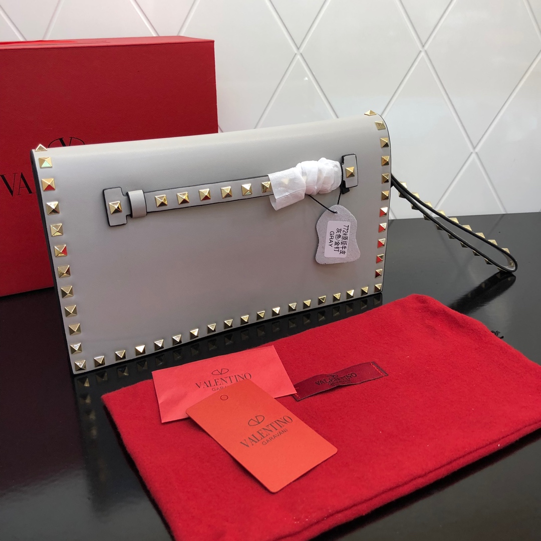 Valentino Garavani Rockstud 进口牛皮手拿包🌟🌟🌟铂金后处理铆钉和金属硬件. 