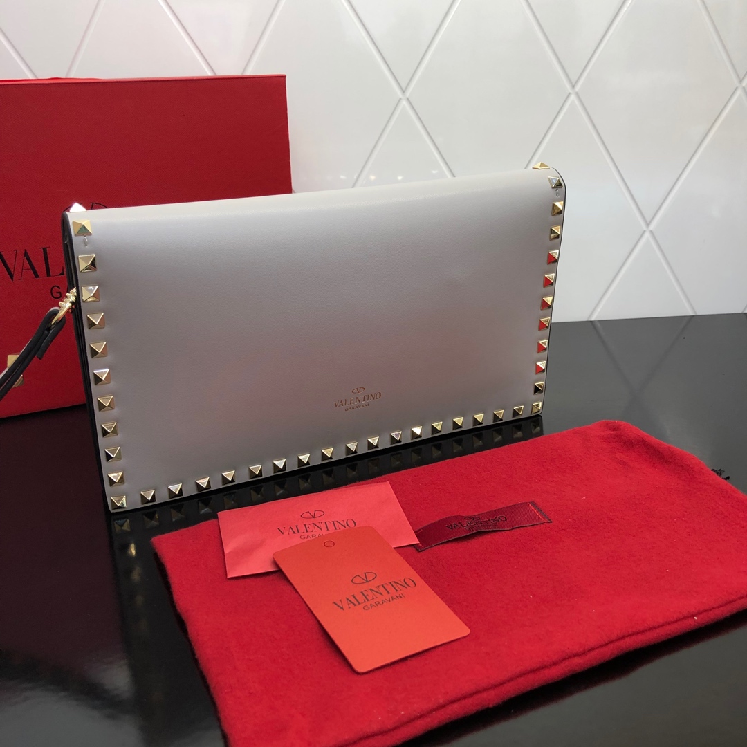 Valentino Garavani Rockstud 进口牛皮手拿包🌟🌟🌟铂金后处理铆钉和金属硬件. 