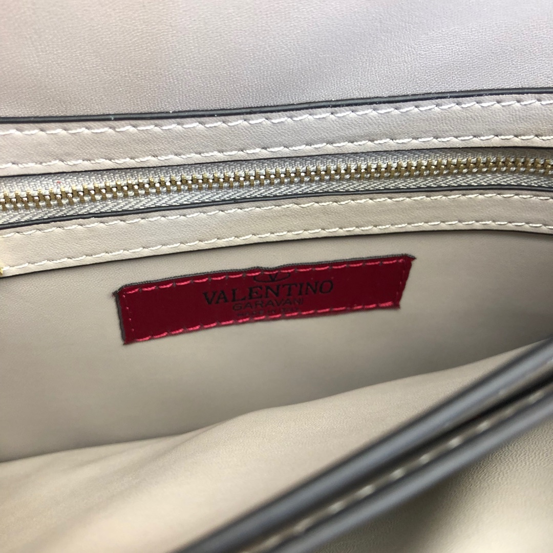 Valentino Garavani Rockstud 进口牛皮手拿包🌟🌟🌟铂金后处理铆钉和金属硬件. 