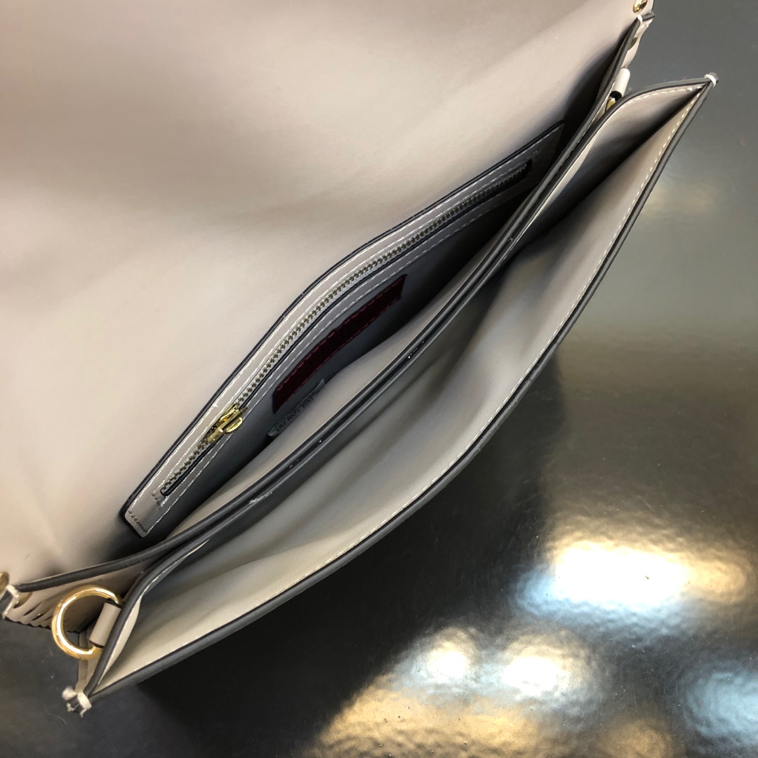Valentino Garavani Rockstud 进口牛皮手拿包🌟🌟🌟铂金后处理铆钉和金属硬件. 