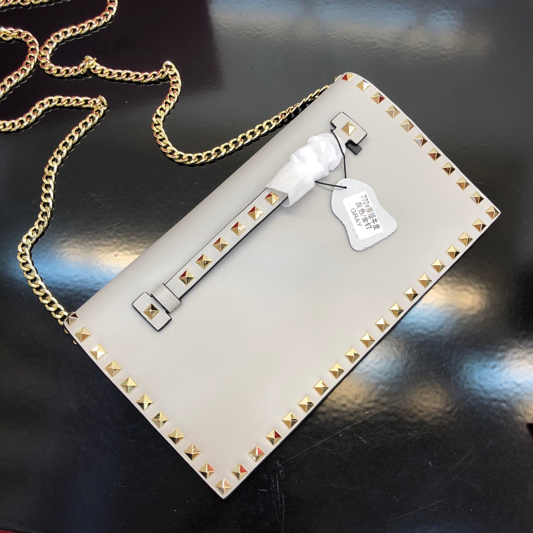 Valentino Garavani Rockstud 进口牛皮手拿包🌟🌟🌟铂金后处理铆钉和金属硬件. 