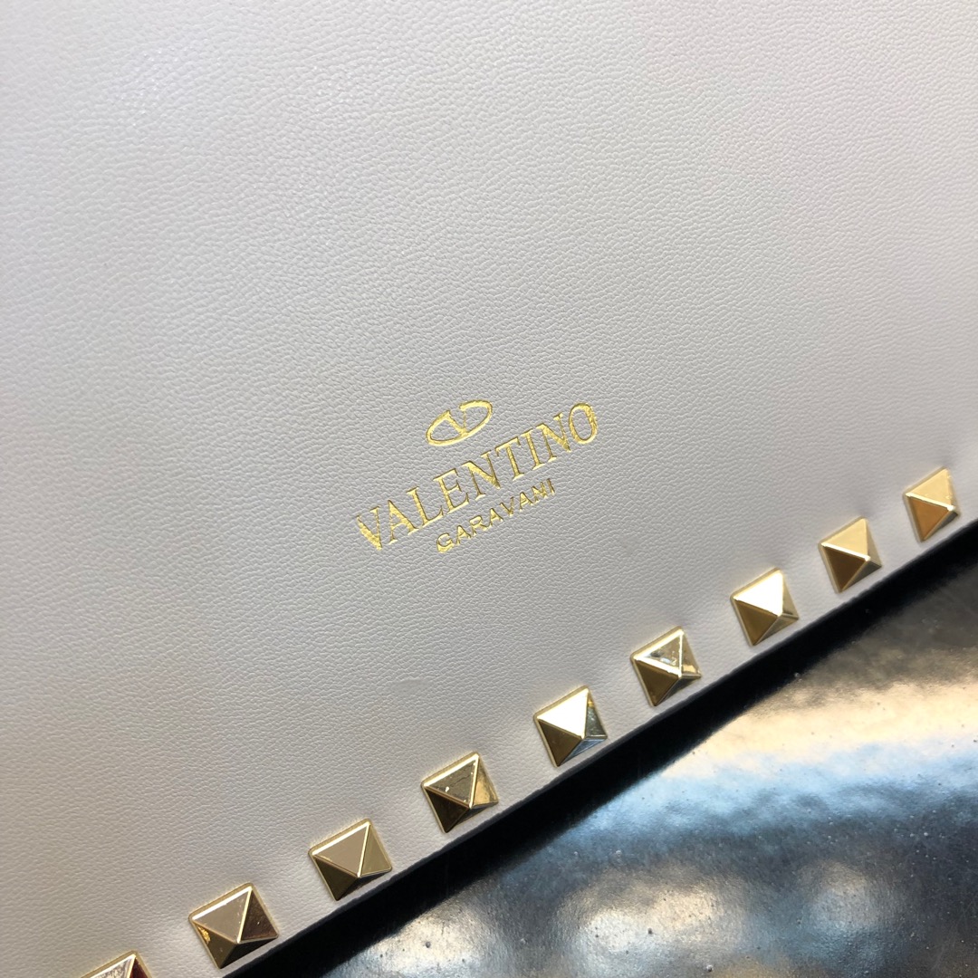 Valentino Garavani Rockstud 进口牛皮手拿包🌟🌟🌟铂金后处理铆钉和金属硬件. 