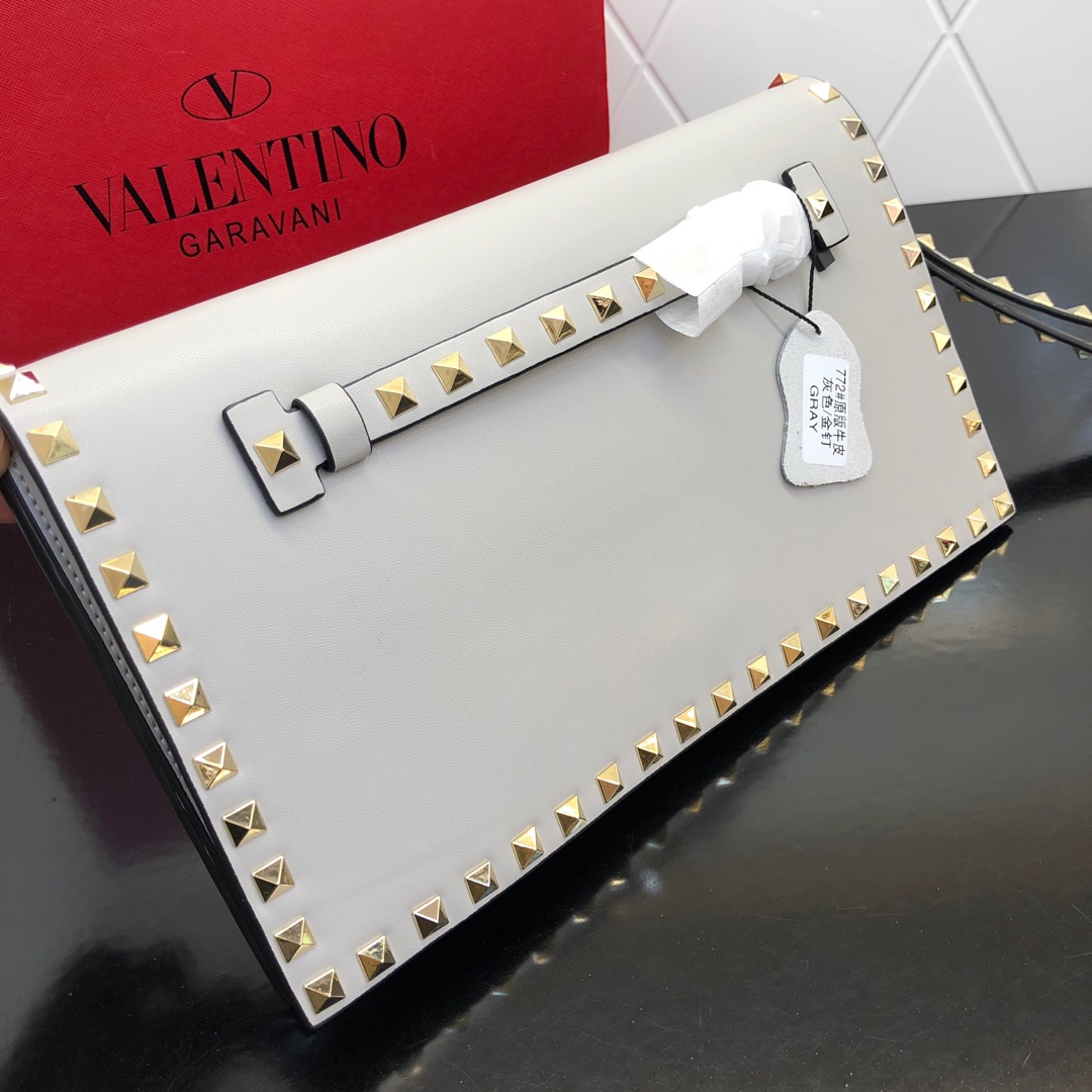Valentino Garavani Rockstud 进口牛皮手拿包🌟🌟🌟铂金后处理铆钉和金属硬件. 
