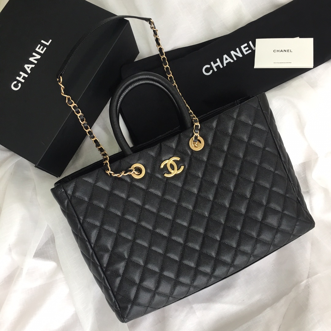 CHANEL：：型号A93525#：尺寸：36X38X16CM：小号型号：57974#：尺寸：21X30X14CM：2019春夏新款购物大号手提包：进口颗粒球纹与金色金属配件：内配隔层内布袋：可拆装方便：超大豪华容量不可忽视购物时尚包包：--  包哥哥-