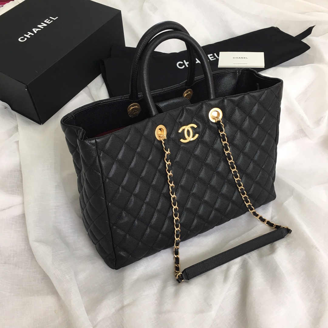 CHANEL：：型号A93525#：尺寸：36X38X16CM：小号型号：57974#：尺寸：21X30X14CM：2019春夏新款购物大号手提包：进口颗粒球纹与金色金属配件：内配隔层内布袋：可拆装方便：超大豪华容量不可忽视购物时尚包包：--  包哥哥-