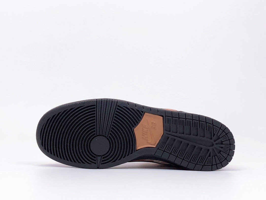 200<br />Nike SB Dunk High Pro<br />耐克 高帮滑板鞋 专柜夏季新配色<br />鞋身采用透气帆布材料！黑棕迷彩<br />货号：BQ6826-200<br />Size：36 36.5 37.5 38 38.5 39 40 40.5 41 42 42.5 43 44 45<br />代理编码：B40969320