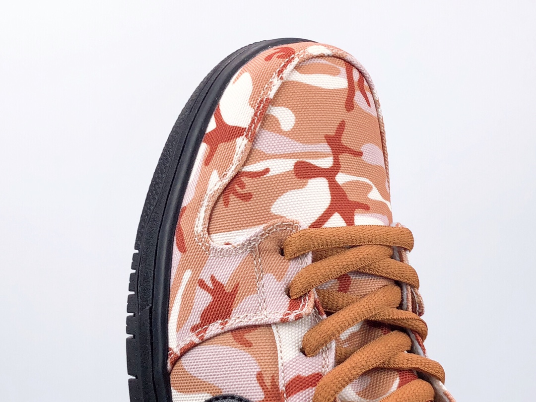 200<br />Nike SB Dunk High Pro<br />耐克 高帮滑板鞋 专柜夏季新配色<br />鞋身采用透气帆布材料！黑棕迷彩<br />货号：BQ6826-200<br />Size：36 36.5 37.5 38 38.5 39 40 40.5 41 42 42.5 43 44 45<br />代理编码：B40969320